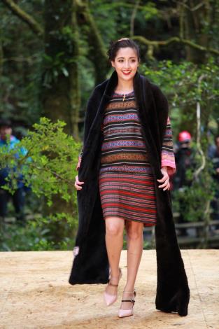 2014泰雅服裝秀-單位女子著黑色泰雅元素服飾