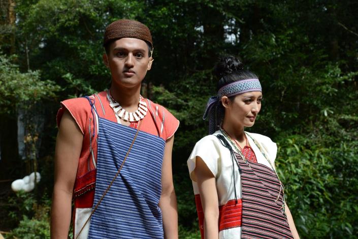 2015泰雅服裝秀-兩位男女著泰雅編織服飾走秀