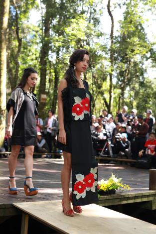 2015泰雅服裝秀-黑底華白花朵服飾走秀