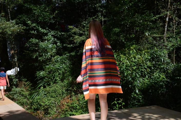 2015泰雅服裝秀-單位成人女子著橘色服飾走秀背面照