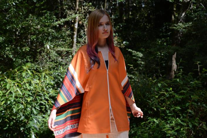 2015泰雅服裝秀-單位成人女子著橘色服飾走秀正面照