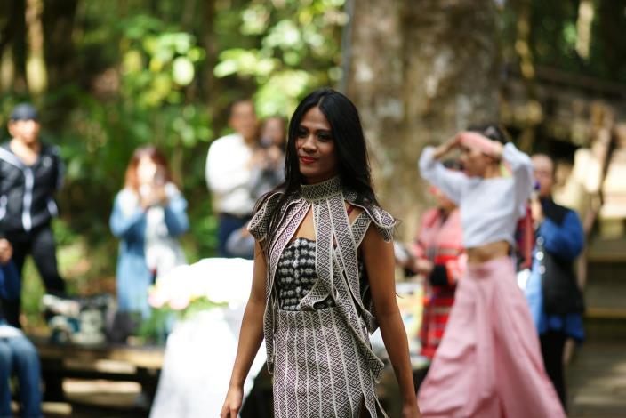 2015泰雅服裝秀-單位女士著黑白圖騰泰雅傳統服飾
