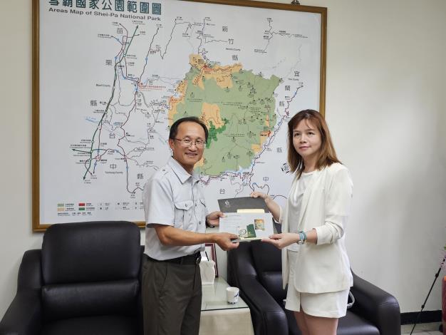 聖石企業董事長邱嬿妤將首批紀念黃金條塊贈送給雪管處做為館藏展品之一