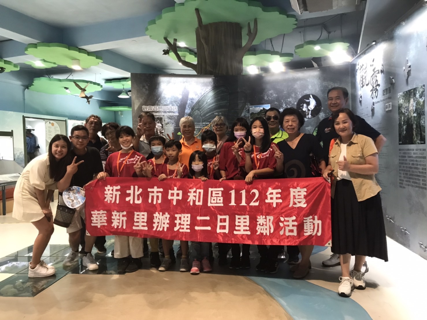 圖1遊客熱情與小小解說員合影