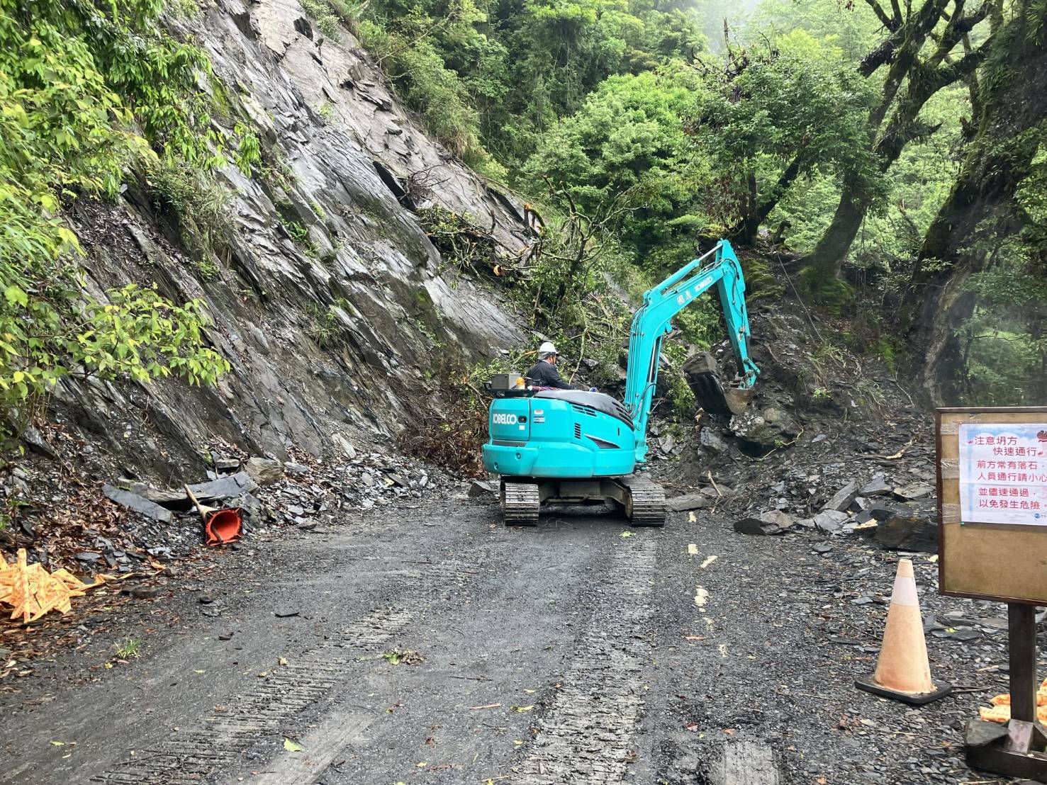 大鹿林道東線5.2K處因豪雨鋒面通過坍方2