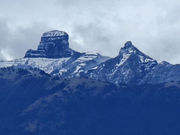 遠眺大小霸尖山 雪霸處潘振彰提供