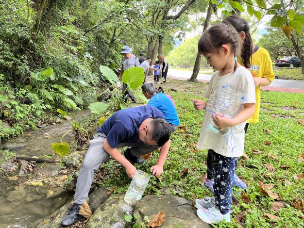 圖2、自製蝦籠放置在溪溝