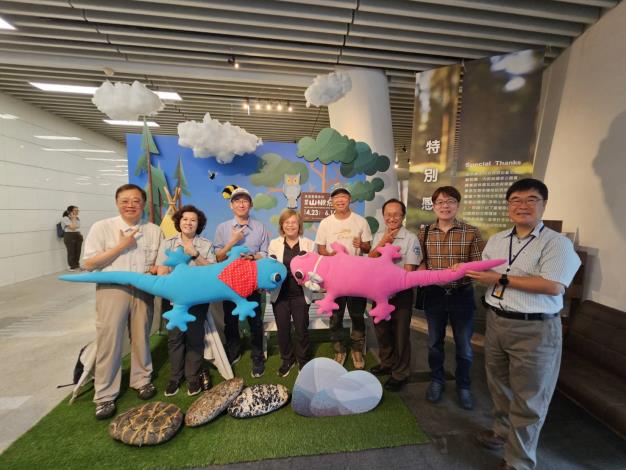 圖9. 國家公園署陳副署長、三管處長與貴賓在活動打卡區與布偶山椒魚留影