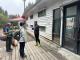 山屋管理員在雪山登山口及七卡山莊向山友宣導人熊互動行為，提高山友防範意識。