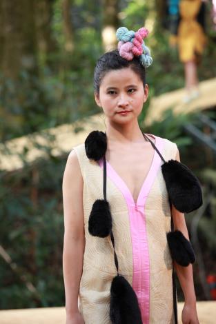 2014泰雅服裝秀-單位女子著白色連身服飾與創意圍巾