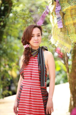 2014泰雅服裝秀-單位女子著紅色泰雅元素服飾