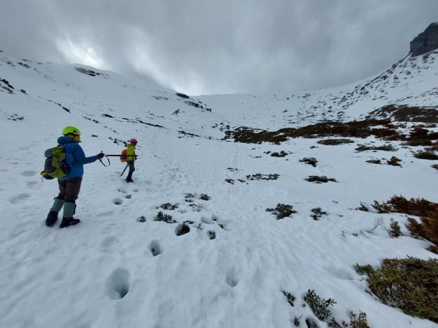 Figure 2 Winter ascents of Xue Mountain require proper cold weather preparation and vigilance on snow or ice-covered trails