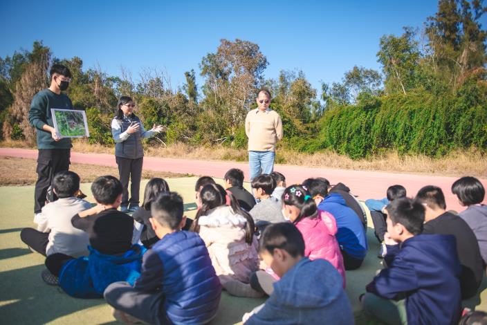 野放活動前由黃子娟副處長向多年國小師生介紹短耳鴞生態習性