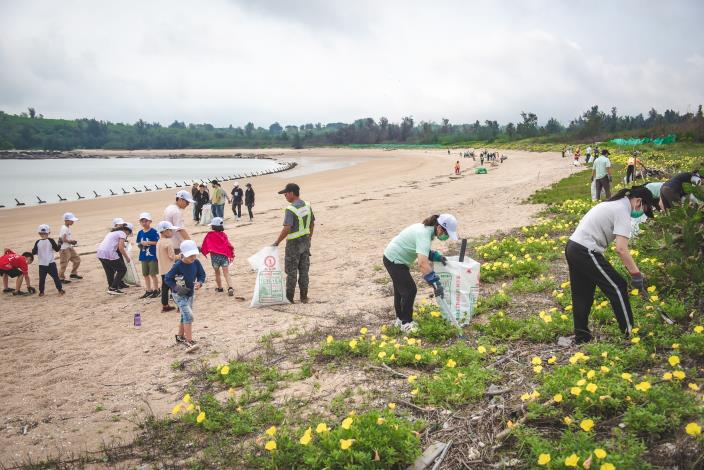 照片2眾人攜手撿拾廢棄物以恢復潔淨海岸