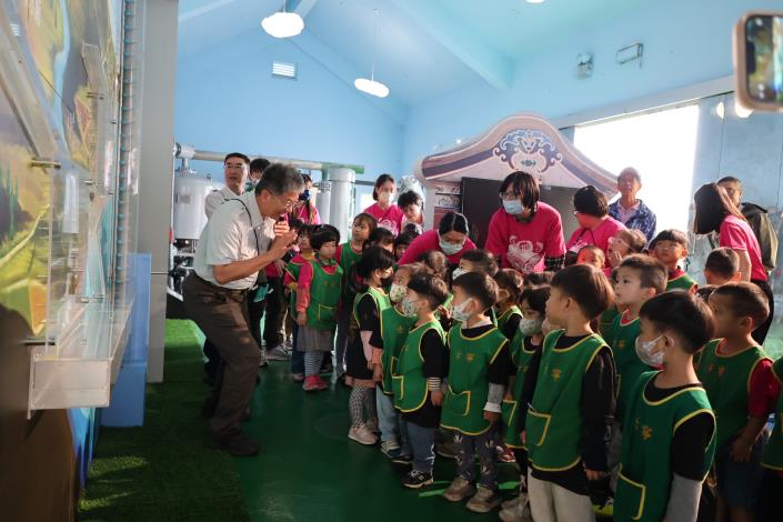 孩子們聚精會神地聆聽導覽，踏上認識水資源的奇妙旅程。