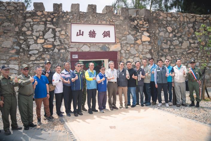 貴賓與老兵於銅牆山營區前大合照