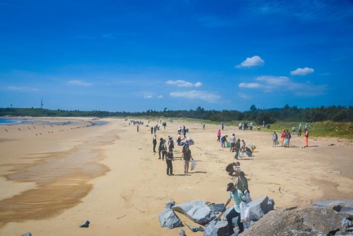 眾人合力清理海岸垃圾