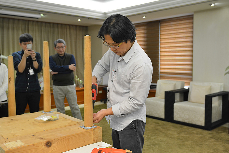 葉俊榮部長私底下的休閒娛樂，拿起電鑽及畫筆創作紓壓 1/7.jpg