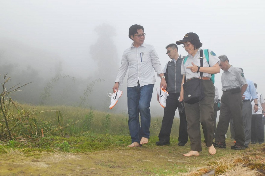 內政部長葉俊榮與陽明山國家公園解說員赤腳感受土地的溫度
