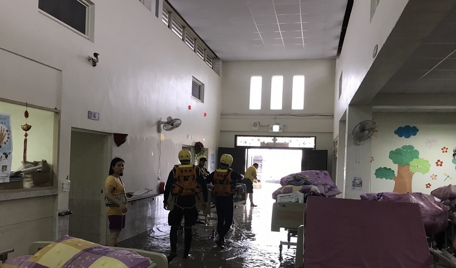 消防人員協助撤離受困雲林縣恩惠安養中心長者