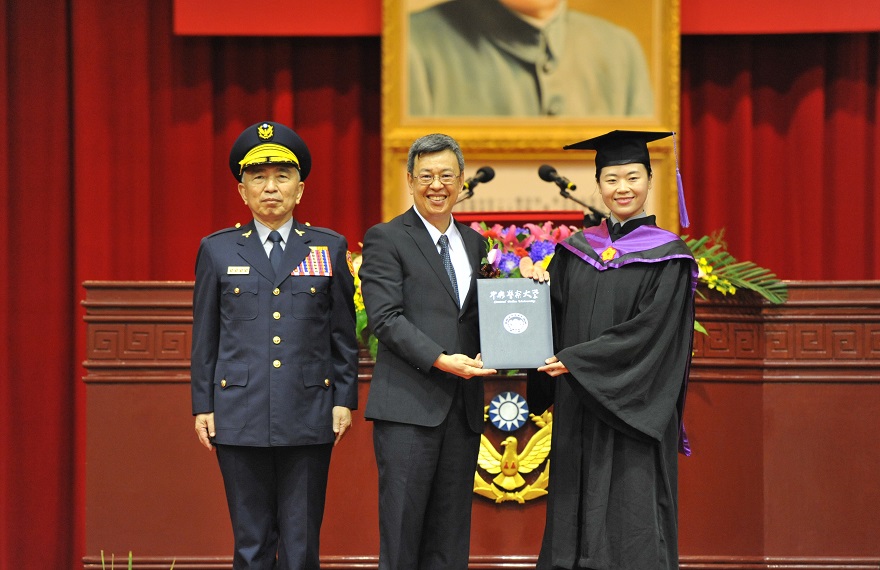 相片2：副總統陳建仁頒授畢業生學位證書