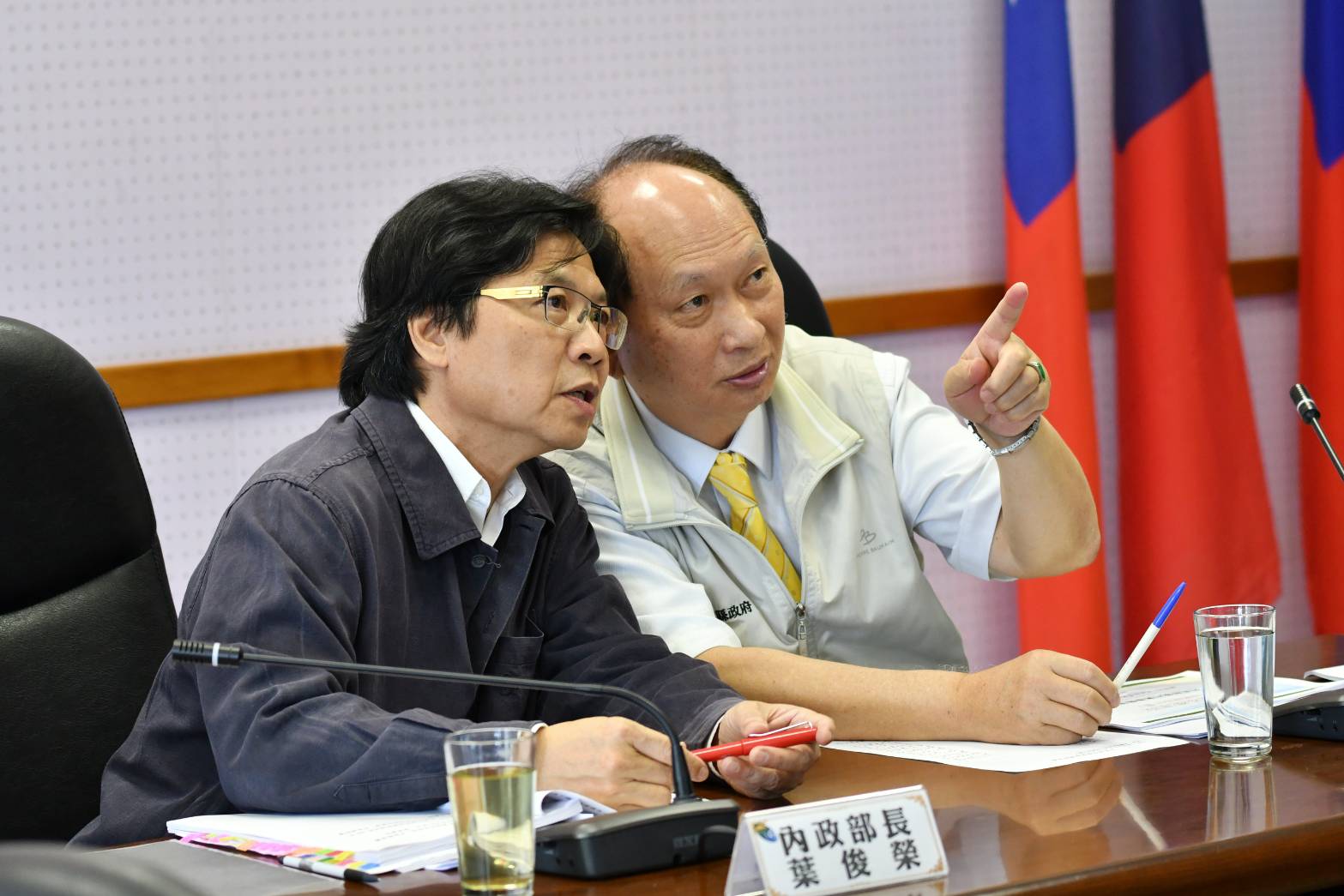 內政部長葉俊榮(左)與宜蘭縣長吳澤成交換意見