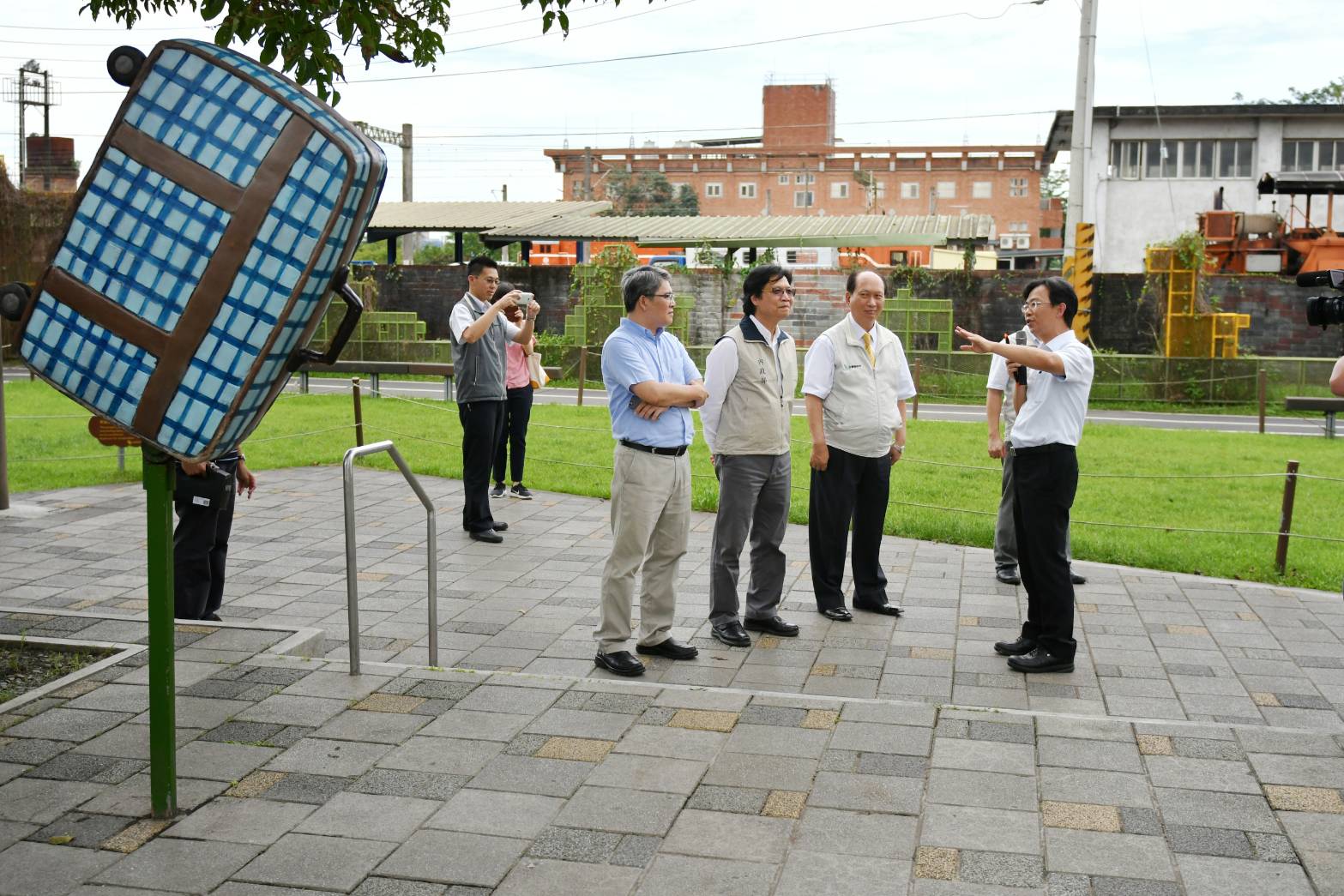 葉俊榮部長(左2)、花敬群政務次長(左1)由吳澤成代理縣長(右2)偕同參訪宜蘭縣幾米公園藝術新天地