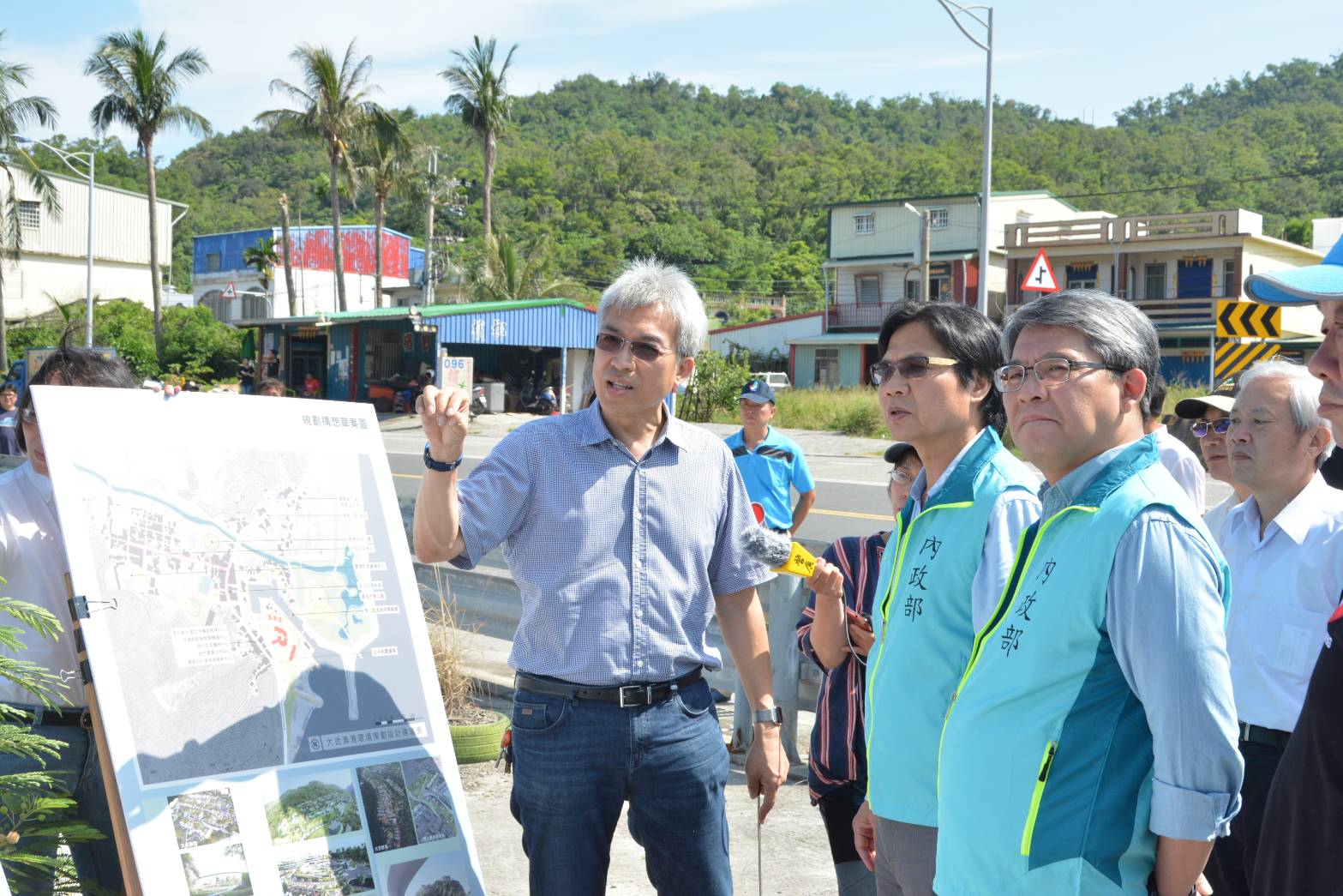 內政部長葉俊榮(右2)今(29)日走訪台東大武漁港，實地了解地方未來發展規劃