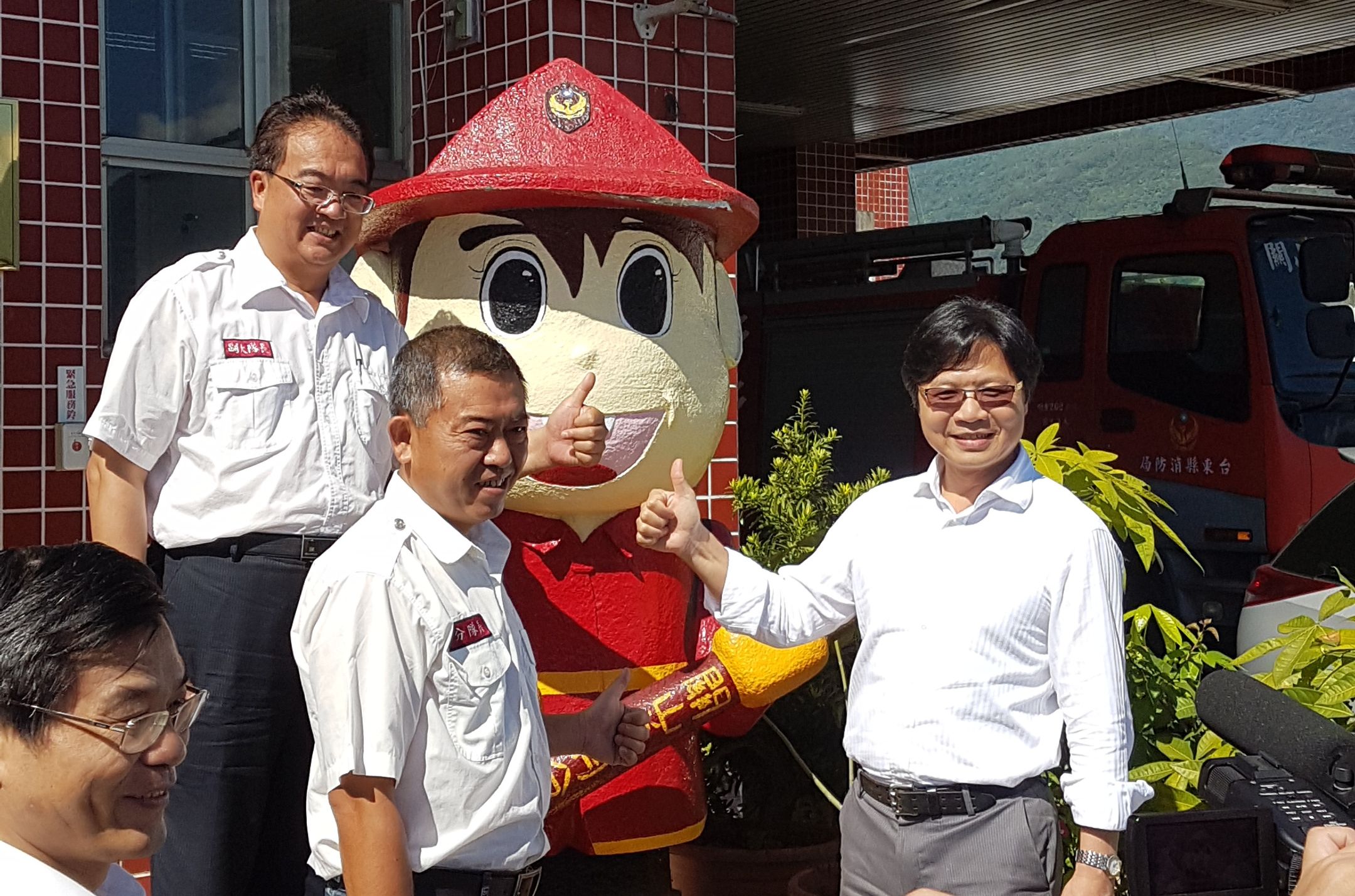 內政部長葉俊榮(右1)也期勉臺東縣消防局能整合民間資源共同守護國人生命財產安全。