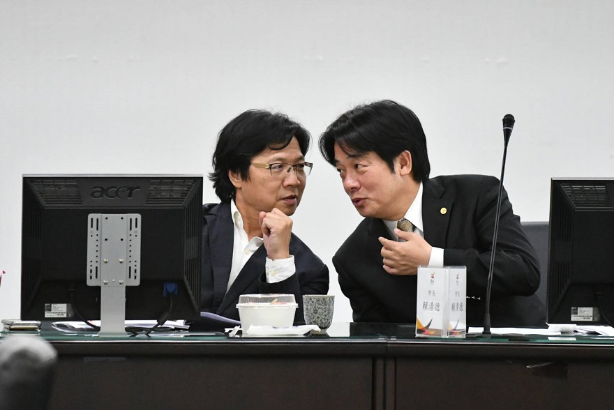 圖2：內政部長葉俊榮與臺南市長賴清德交換意見。