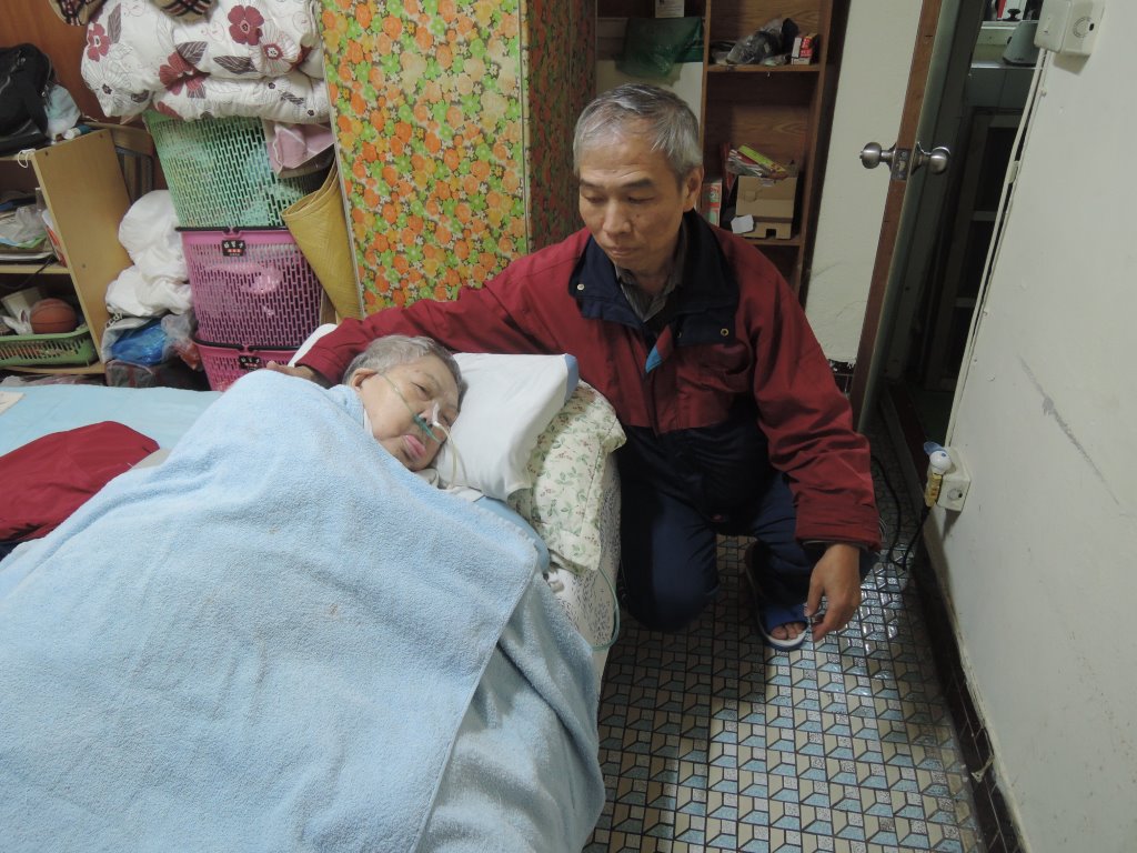 臺北市的程惠齊先生照顧長年臥病在床的母親