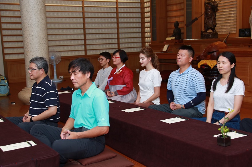 內政部政務次長花敬群(左一)、民政司長林清淇(左二)參加宗教樂活體驗行程