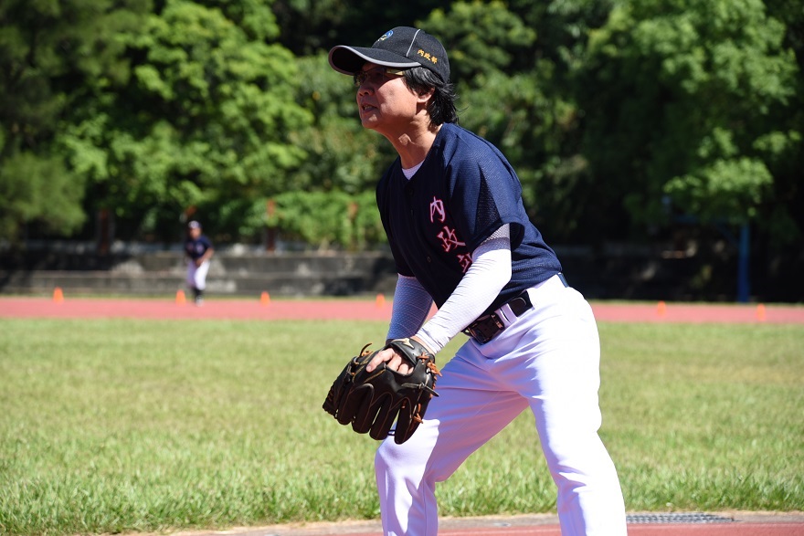 內政部長葉俊榮親自下場與關西國中棒球隊進行交流比賽