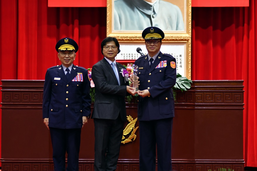 相片2：內政部長葉俊榮（中）頒贈表揚傑出校友警政署副署長王隆（右），並與警大校長刁建生（左）合影