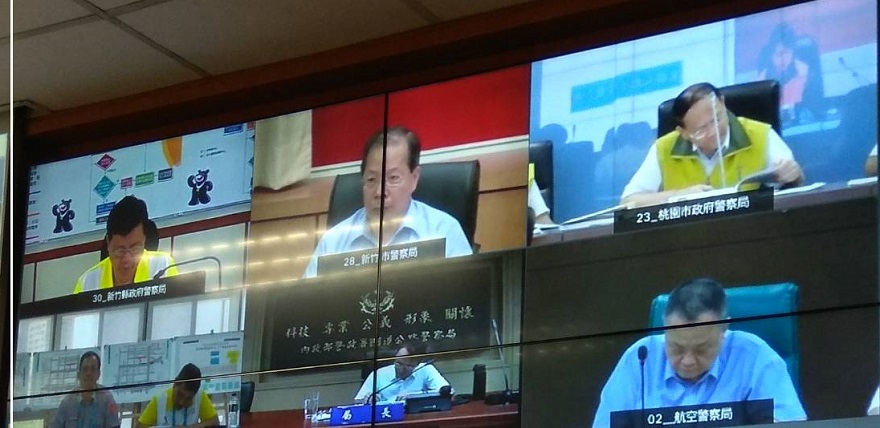 世大運中央安全指揮中心開設視訊畫面，右下方為警政署航空警察局長黃榮清