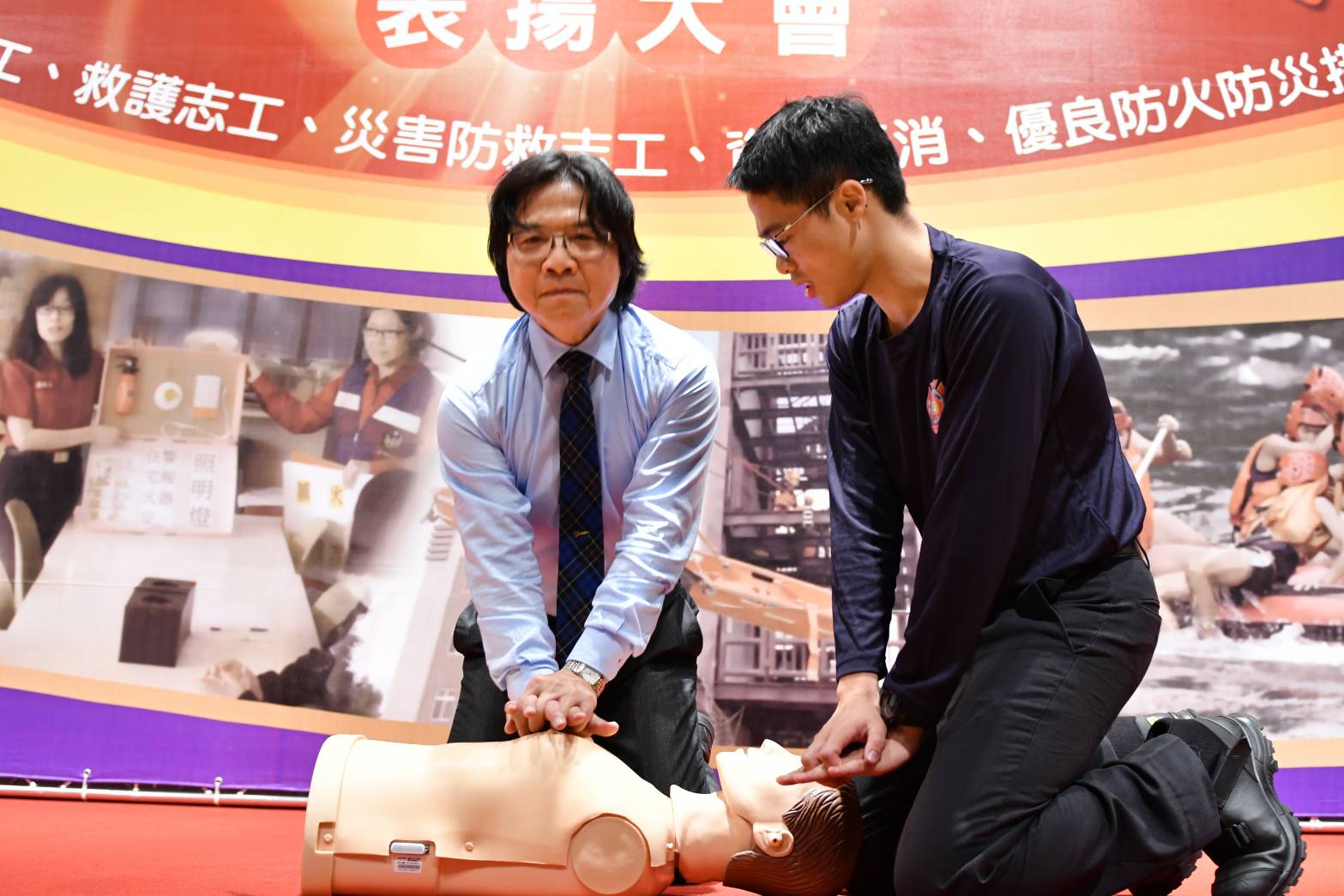 內政部長葉俊榮(左)進行CPR演練一起帶動全民CPR風潮。