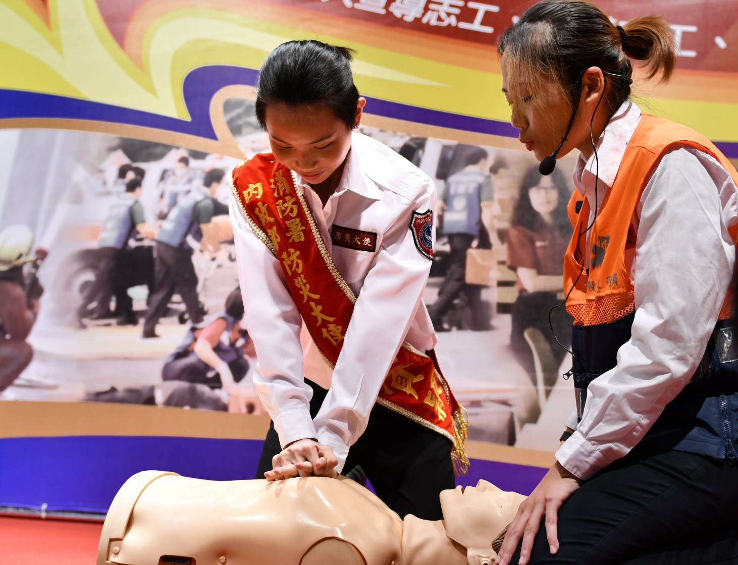 防災大使戴資穎(左)一起帶領現場人員進行CPR演練。