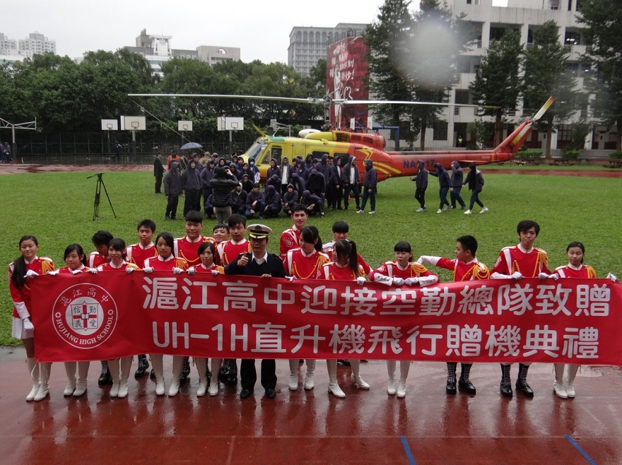 滬江高中學生興奮的圍觀