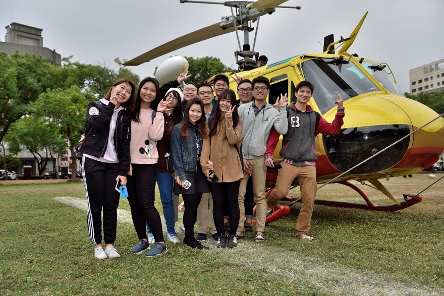 成功大學學生興奮的在 UH-1H直升機前合影（編號：NA-506）