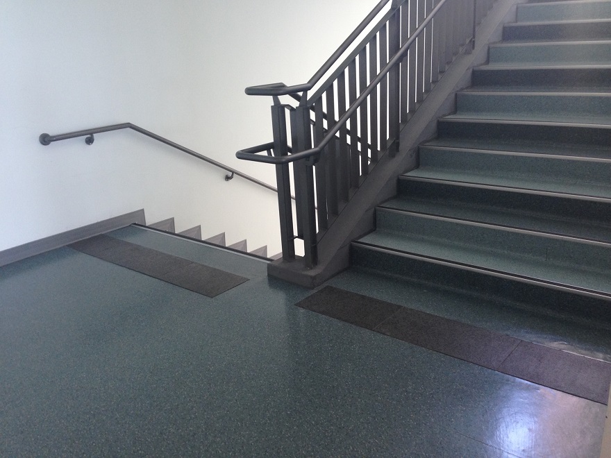 無障礙樓梯-樓梯之踏面採用不同顏色區別，以利視覺障礙者於行進間辨識，增進使用之安全。