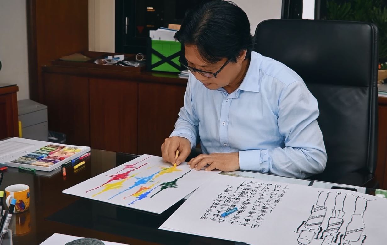 內政部自製短片中，葉俊榮自在作畫、寫詩象徵擁有自由是如此的享受