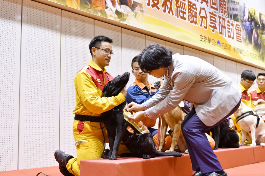 內政部部長葉俊榮頒發「英勇搜救胸章」給投入救災的搜救犬