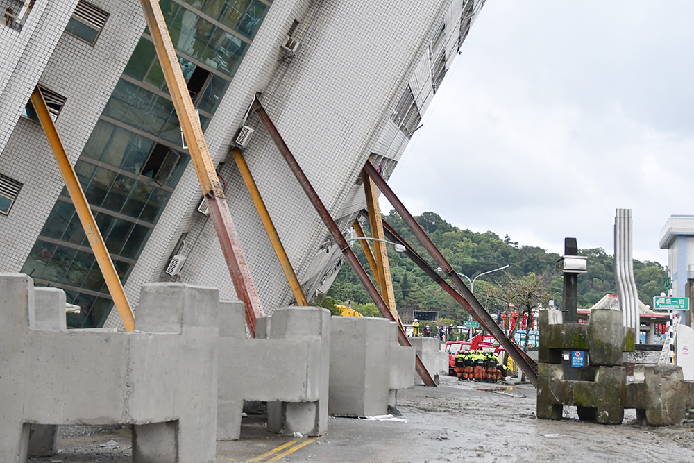 花蓮地震雲門翠堤大樓傾倒，政府結合民力連夜運來20組鋼梁，最後架起11組固定支撐，讓搜救人員得以安全無虞進入。