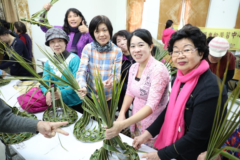 馬月娥女士(右二)與社區民眾利用椰子葉編織草帽