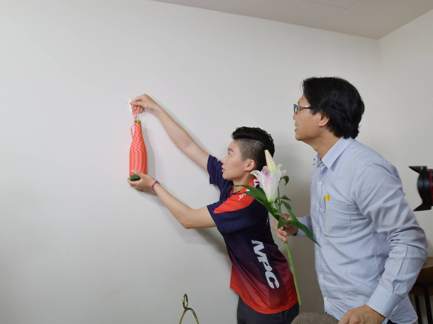 世大運滑輪溜冰金牌選手陳映竹將葉俊榮與製作的繩編花瓶掛牆賦予新房文青氛圍