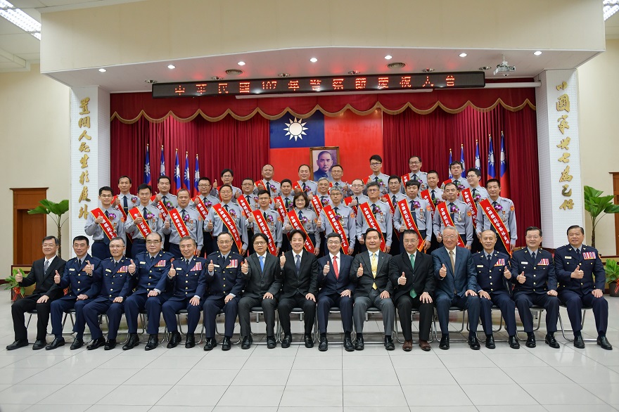 內政部長葉俊榮(前排左7)參加「107年警察節慶祝大會」與今年獲選的28位全國模範警察合影