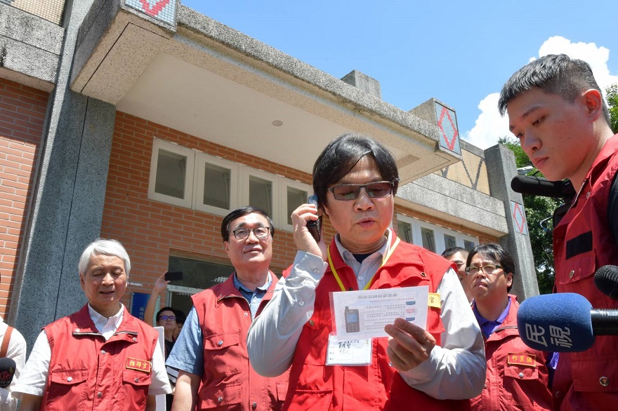 內政部長葉俊榮(前排左三)示範緊急通訊設備操作演練