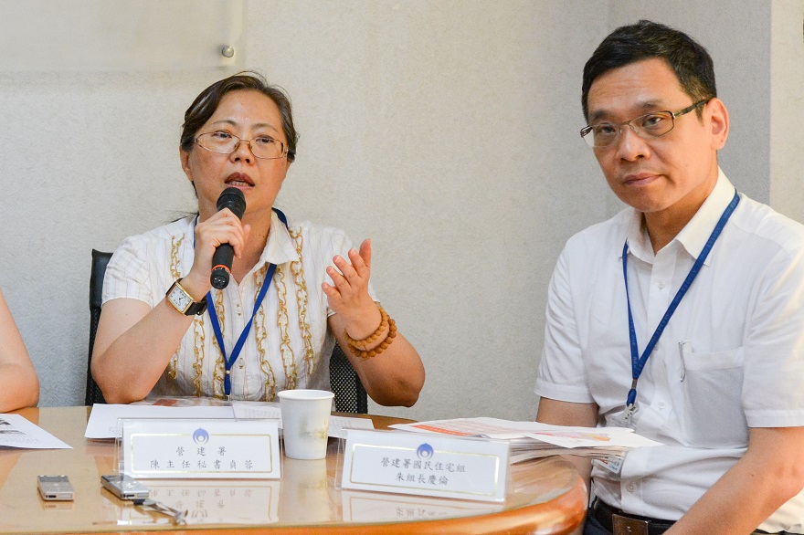 營建署主任秘書陳貞蓉(左)說明社會住宅相關議題