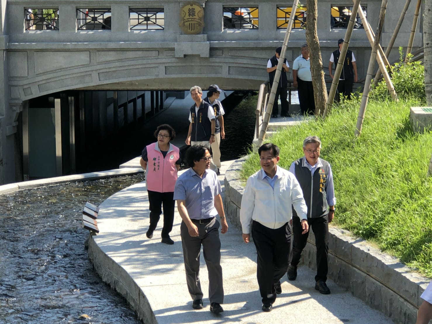 內政部長葉俊榮於(左)在臺中市長林佳龍(右)陪同下，訪視綠川周邊，瞭解「綠川水環境改善計畫」辦理進度