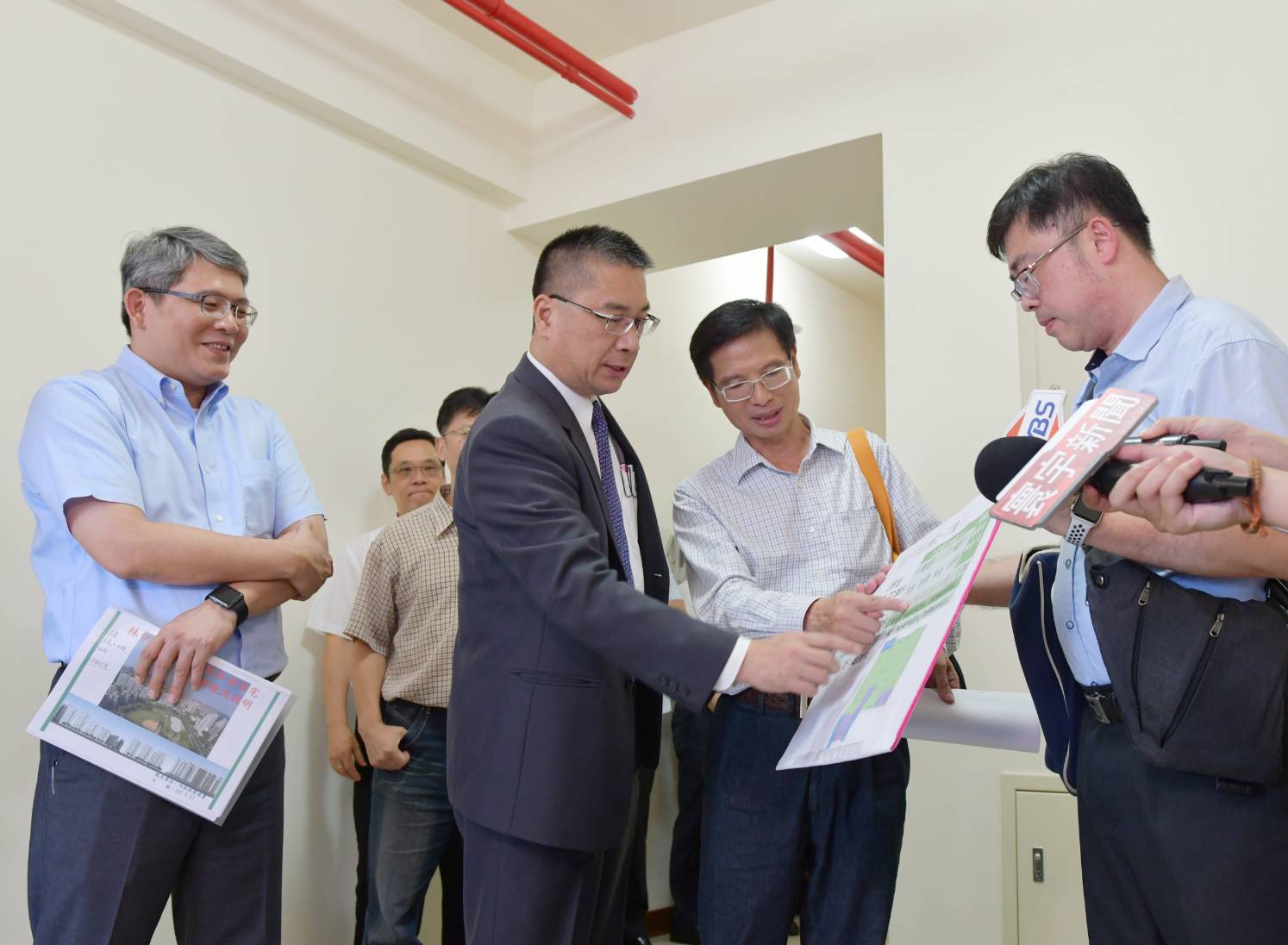 內政部長徐國勇(中)呼籲民眾踴躍申請林口社會住宅，居住結合就業，激發年輕人更多潛能